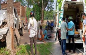 गरियाबंद में सड़क हादसा :पेड़ से टकराई मजदूरों की पिकअप, एक की मौत, 3 घायल