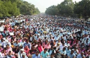 भुवनेश्वर के लोअर पीएमजी स्क्वायर में हजारों जूनियर शिक्षकों ने किया प्रदर्शन