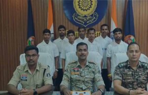 लोन वर्राटू अभियान के तहत दो इनामी समेत सात नक्सलियों ने किया सरेंडर