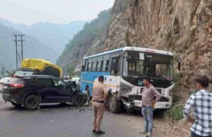 रोडवेज बस और यात्री कार में भिड़ंत, कई लोग घायल