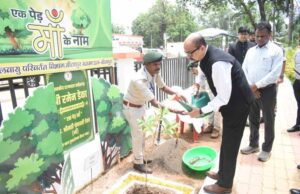 राज्यपाल रमेन डेका ने बीजापुर कलेक्टोरेट परिसर में किया वृक्षारोपण