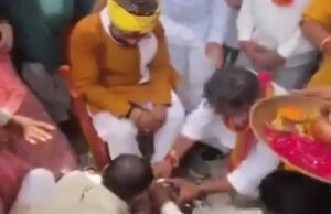 छिंदवाड़ा सांसद विवेक बंटी साहु जनता और कार्यकर्ताओं से पैर धुलवाते हुए आये नजर