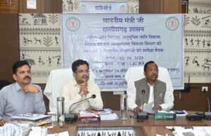 सभी अधिकारी आश्रम-छात्रावासों का करें नियमित निरीक्षण -मंत्री रामविचार नेताम