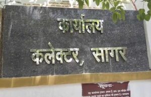 विद्यालयों में भाड़े के शिक्षक रखने वाले पांच शिक्षकों को कलेक्टर संदीप जीआर द्वारा कड़ी कार्रवाई करते हुए बर्खास्त किया गया
