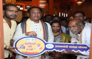 वर्षों तक कच्चे घर में कठिन परिस्थितियों में जीवन बिताने वाले बुजुर्ग संतु चक्रेस आज बेहद प्रसन्न हैं क्योंकि उन्हें उनका पहला पक्का घर मिल गया