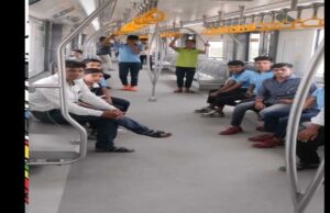 इंदौर में प्रायोरिटी कॉरिडोर पर चल रही मेट्रो ट्रेन में अब यात्रियों की संख्या कम होने लगी