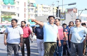 बीजेपी एमएलए रामेश्वर शर्मा जनता के बीच उनकी समस्या और विकास कार्यों की प्रगति देखने मैदान पर उतरे