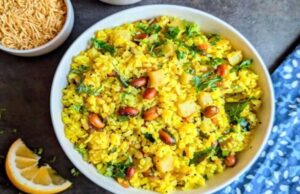 आज विश्व पोहा दिवस अपने सर्वप्रिय पोहे का रोज 50 टन भोग लगा लेते हैं इंदौरी