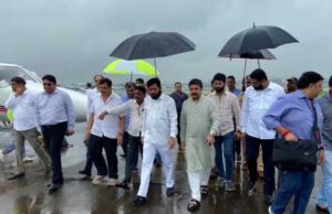 डिप्टी CM शिंदे पहुंचे एयरपोर्ट, पायलट ने कह दी ऐसी बात, हर तरफ मची खलबली, हाथ जोड़ते नजर आए मंत्री