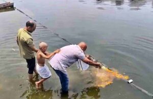 सोनम के भाई ने राजा की मोक्ष की कामना को लेकर तर्पण किया और पूरे समय परिवार के साथ ही दिखाई दिया