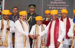 74 विद्यार्थियों को उपाधि, 107 को गोल्ड मेडल और 1 शोधार्थी को डी-लिट् की प्रदान की गई उपाधि