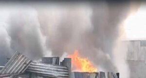 इंदौर में आग का कहर: स्क्रैप गोदाम धधका, कई किलोमीटर तक दिखा काला धुआं