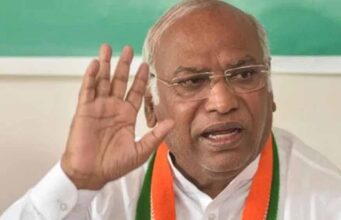 LPG सिलेंडर के बढ़े दाम पर खड़गे का वार, बोले— पर्याप्त तेल-गैस मुहैया कराने में सरकार लाचार