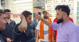 भोपाल-छिंदवाड़ा में लेंसकार्ट शोरूम पर बजरंग दल का प्रदर्शन, कर्मचारियों पर तिलक और कलावा बांधने का आरोप