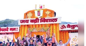 बद्रीनाथ धाम में वैदिक मंत्रोच्चार के बीच खुले द्वार, जयकारों से गूंजे पूरी घाटी