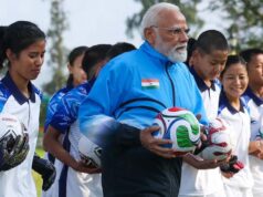 फुटबॉल के मैदान पर पीएम मोदी का गोल, खिलाड़ियों संग सेलिब्रेशन की तस्वीरें देखें