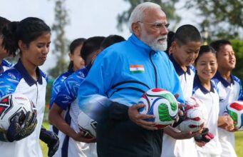 फुटबॉल के मैदान पर पीएम मोदी का गोल, खिलाड़ियों संग सेलिब्रेशन की तस्वीरें देखें