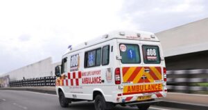 दूरस्थ बिनागुंडा गांव से मरीज को कठिन हालात में पहुंचाया गया अस्पताल