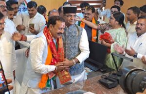सांय 5:00 बजे अपेक्स बैंक में महेंद्र सिंह यादव ने पदभार ग्रहण किया, आयोजन में कई महत्वपूर्ण नेता शामिल