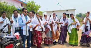 गर्मी से राहत का देसी जुगाड़: तहसीलदार ने प्रगणकों को बांटे प्याज-टॉवेल, लौटने पर शरबत