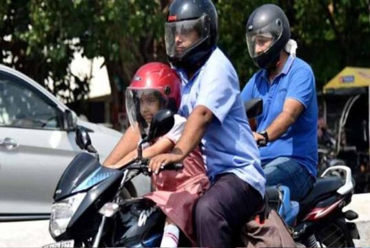 Helmet Rule Update: टू-व्हीलर चालक ही नहीं, अब पीछे बैठने वाले के लिए भी हेलमेट जरूरी