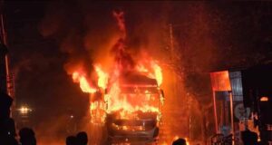 शादी की खुशियां बदली अफरा-तफरी में, बाराती बस में आग; शॉर्ट सर्किट की आशंका