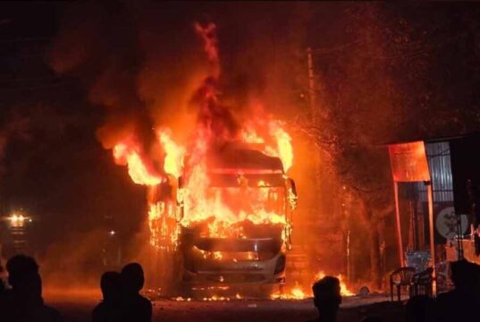 शादी की खुशियां बदली अफरा-तफरी में, बाराती बस में आग; शॉर्ट सर्किट की आशंका