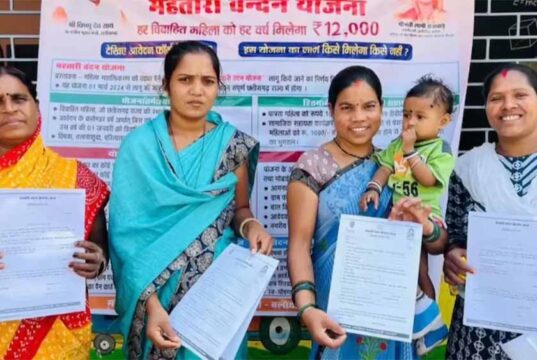 Bastar में महतारी वंदन योजना का KYC अभियान तेज, बड़ी संख्या में पहुंच रहीं महिलाएं