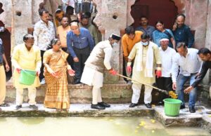 बावड़ी सफाई के लिए मंत्री विश्वास सारंग का श्रमदान, लोगों को भी दिया स्वच्छता का संदेश