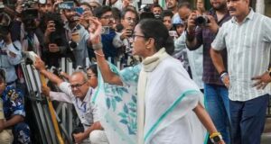 टीएमसी के आरोप और EC का जवाब: ममता की मौजूदगी और कार्यकर्ताओं के पहरे की पूरी कहानी