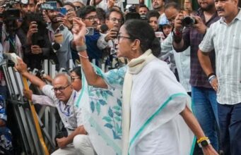 टीएमसी के आरोप और EC का जवाब: ममता की मौजूदगी और कार्यकर्ताओं के पहरे की पूरी कहानी