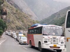 जोशीमठ की सड़कों पर वाहनों की कतारें, छुट्टियों के चलते ट्रैफिक व्यवस्था चरमराई