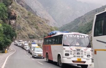 जोशीमठ की सड़कों पर वाहनों की कतारें, छुट्टियों के चलते ट्रैफिक व्यवस्था चरमराई