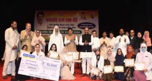 नई पीढ़ी के उज्ज्वल भविष्य पर जोर, वक्फ बोर्ड स्कॉलरशिप कार्यक्रम में CM का संबोधन