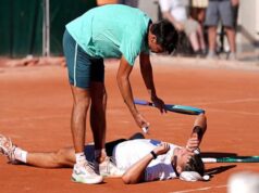 French Open में दिल थाम देने वाला पल, मैच जीतते ही कोर्ट पर गिर पड़ा ये दिग्गज खिलाड़ी