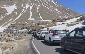 हिल स्टेशनों पर भारी भीड़, हिमाचल-उत्तराखंड में ट्रैफिक जाम से यात्रियों की बढ़ी परेशानी