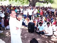 सरगुजा जिले के सिलमा गांव में मुख्यमंत्री साय का हेलीकॉप्टर उतरा, ग्रामीणों से खाट पर बैठकर सुनी समस्याएं