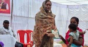 सिमड़ा शिविर में हितग्राहियों को राशन कार्ड वितरण, सुशासन तिहार 2026 में खुशियों का पल