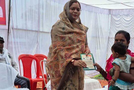 सिमड़ा शिविर में हितग्राहियों को राशन कार्ड वितरण, सुशासन तिहार 2026 में खुशियों का पल