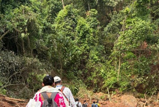 दुर्गम रास्तों को पार कर स्वास्थ्य अमला पहुंचा गांव, सैकड़ों लोगों को मिला उपचार