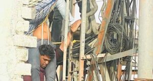 नशे की हालत में टॉवर पर चढ़े व्यक्ति को आरक्षक परशुराम रावत ने जान जोखिम में डालकर टॉवर से सुरक्षित नीचे उतारा