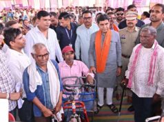 राजस्व मंत्री के हाथों मिली मोटराइज्ड ट्राईसाइकिल