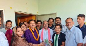 मेहनत रंग लाई: 10वीं टॉपर अंशुल को डिप्टी सीएम का स्पेशल गिफ्ट, खुशी से झूमी छात्रा