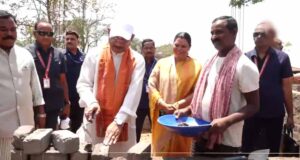 जशपुर दौरे पर CM साय: PMAY लाभार्थी के घर पहुंचकर खुद रखी ईंट, बढ़ाया उत्साह
