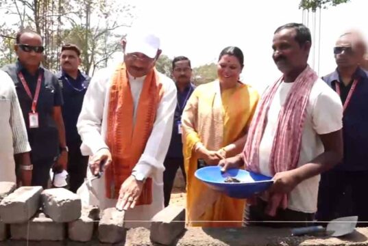 जशपुर दौरे पर CM साय: PMAY लाभार्थी के घर पहुंचकर खुद रखी ईंट, बढ़ाया उत्साह