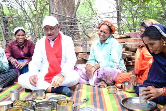 जमीन पर भोजन, ज़मीन पर फैसला: सीएम साय ने पेयजल योजना जल्द शुरू करने के दिए निर्देश