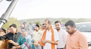 उद्योग मंत्री देवांगन ने नारियल तोड़कर कराया कार्य का शुभारंभ