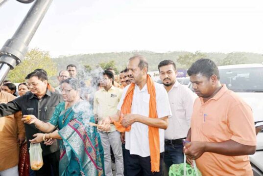 उद्योग मंत्री देवांगन ने नारियल तोड़कर कराया कार्य का शुभारंभ
