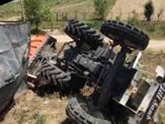 गोसलपुर में सड़क हादसा: हाईवे पर ट्रैक्टर-बस टकराए, 39 लोगों को आई चोटें