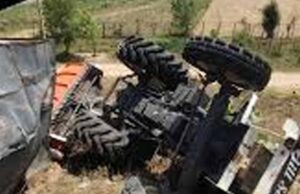 गोसलपुर में सड़क हादसा: हाईवे पर ट्रैक्टर-बस टकराए, 39 लोगों को आई चोटें